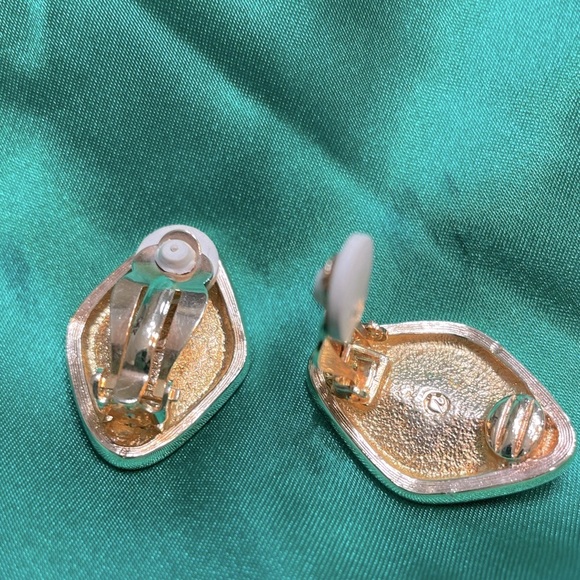 Gorgeous Swarovski Crystals  and Onyx Earrings - Picture 4 of 6